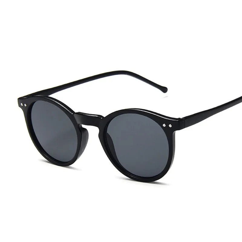 Classic Round Sunglasses for Stylish Travelers